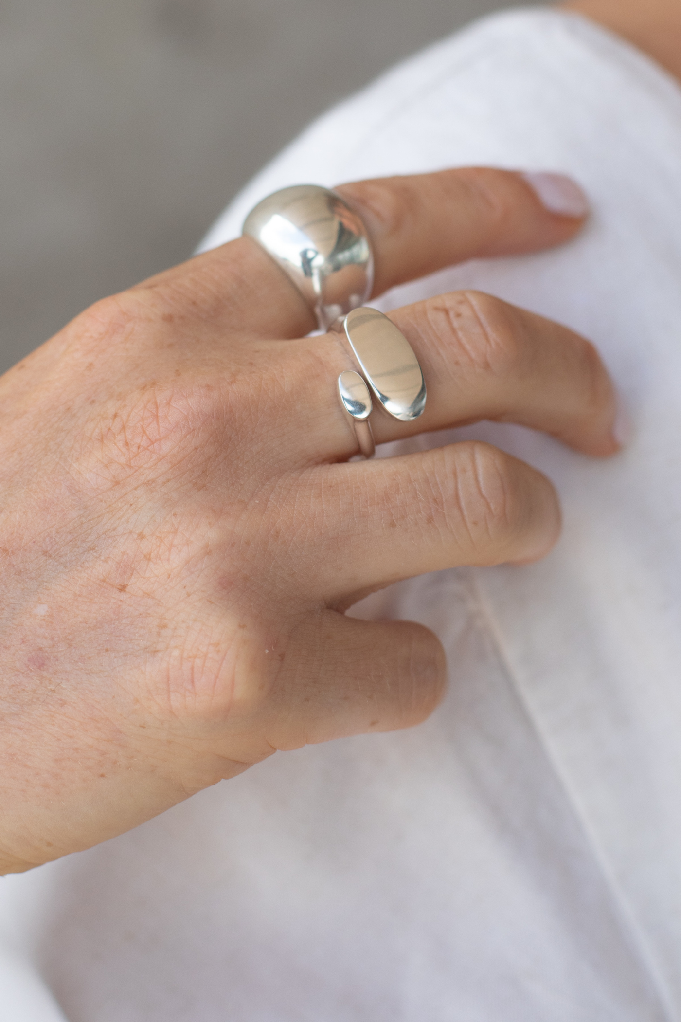 Anillo Bingin Plata 925 - joya artesanal Nomada Soul, plata 925, piedra natural, hecho a mano en Bali - puesta, foto de estilo de vida