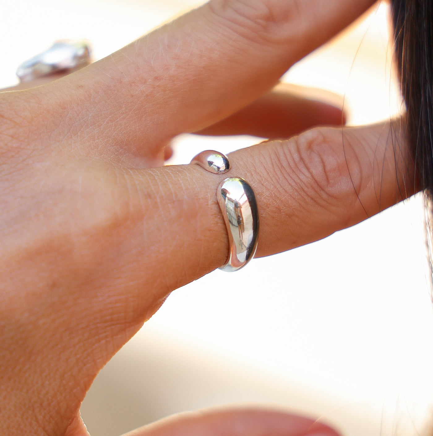 Anillo Grecia Plata 925 - joya artesanal Nomada Soul, plata 925, piedra natural, hecho a mano en Bali - detalle del brillo y textura de la plata