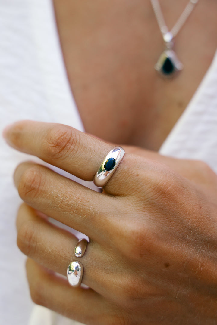 Anillo Sagres Ónix Plata 925 - joya artesanal Nomada Soul, plata 925, piedra natural, hecho a mano en Bali - detalle de la piedra natural