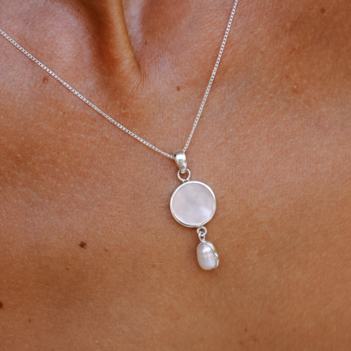 Collar Cala Rossa Nacar y Perla Natural Plata 925 - joya artesanal Nomada Soul, plata 925, piedra natural, hecho a mano en Bali - detalle de la piedra natural