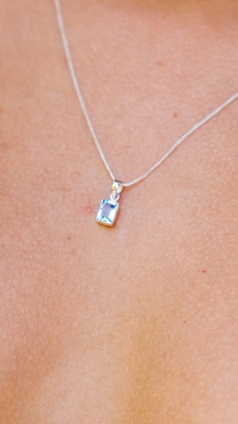 Collar Oahu Topacio Azul Plata 925 - joya artesanal Nomada Soul, plata 925, piedra natural, hecho a mano en Bali - detalle de la piedra natural