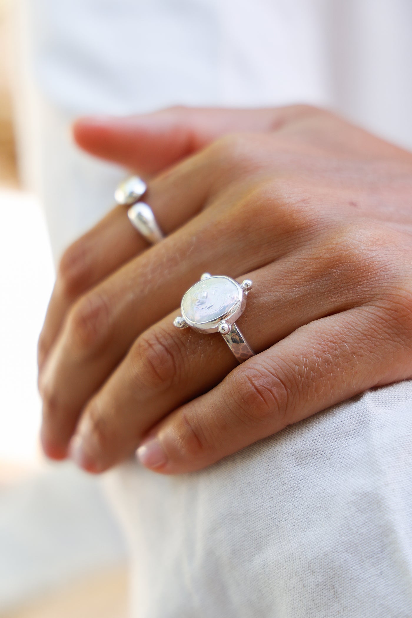 Anillo Amalfi Perla Natural Plata 925 - joya artesanal Nomada Soul, plata 925, piedra natural, hecho a mano en Bali - detalle de la piedra natural