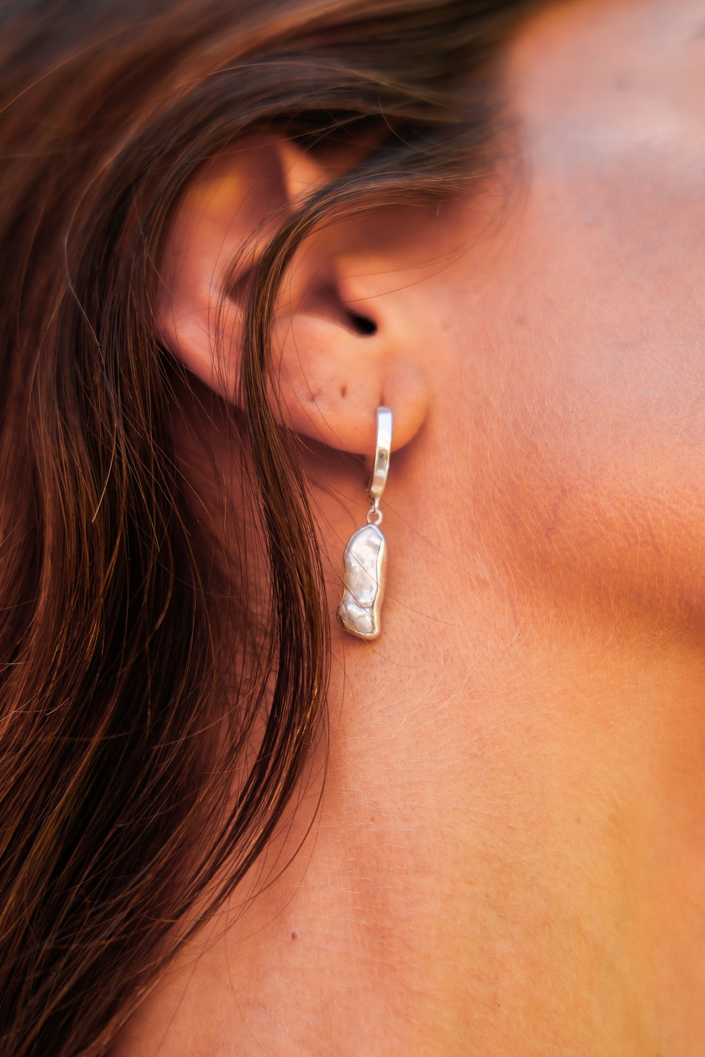 Argollas Río Perla Natural Plata 925 - joya artesanal Nomada Soul, plata 925, piedra natural, hecho a mano en Bali - puesta, foto de estilo de vida