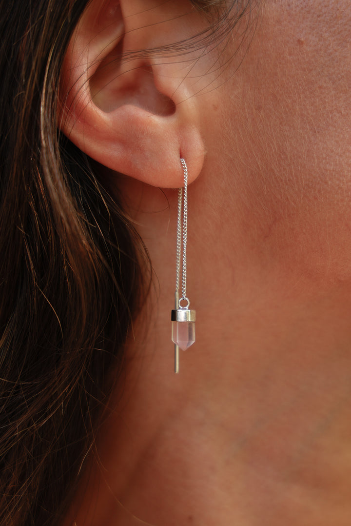 Aros Melasti Cuarzo Rosa Plata 925 - joya artesanal Nomada Soul, plata 925, piedra natural, hecho a mano en Bali - detalle de la piedra natural