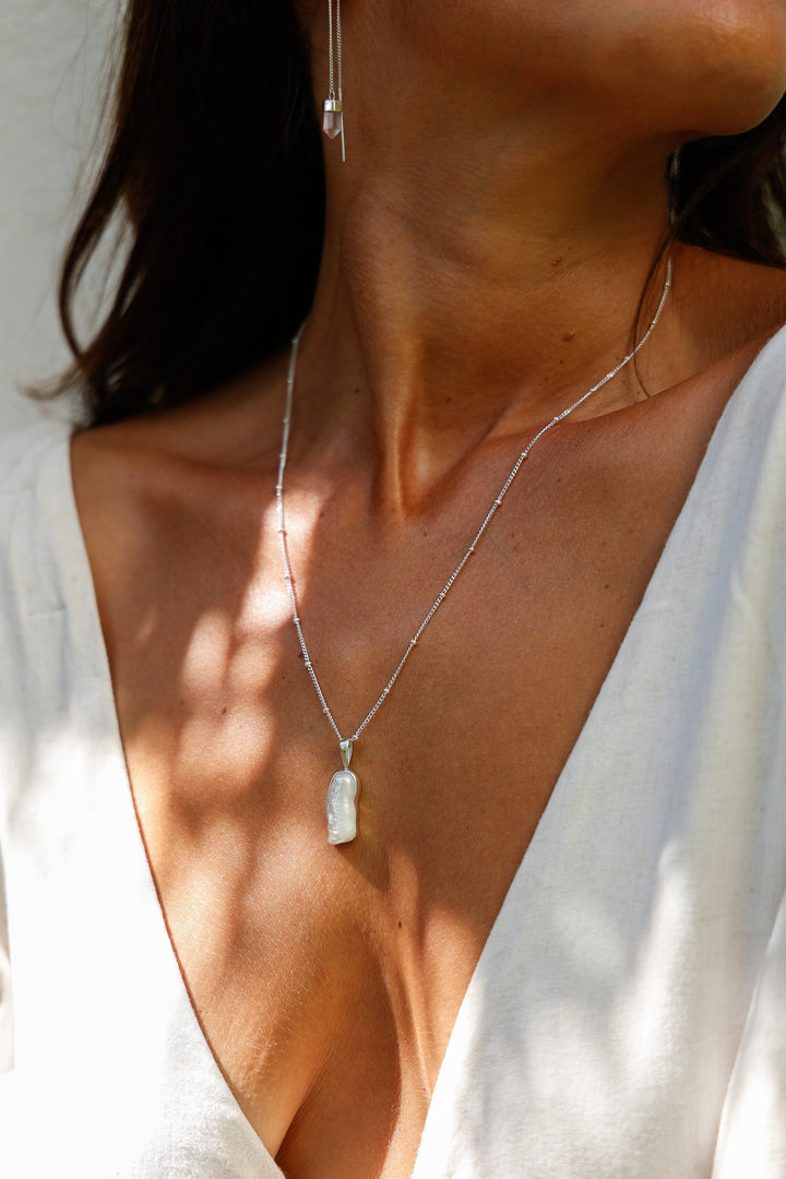 Aros Melasti Cuarzo Rosa Plata 925 - joya artesanal Nomada Soul, plata 925, piedra natural, hecho a mano en Bali - vista lateral