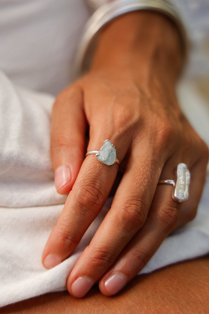 Anillo Raw Aguamarina Plata 925 - joya artesanal Nomada Soul, plata 925, piedra natural, hecho a mano en Bali - detalle de la piedra natural