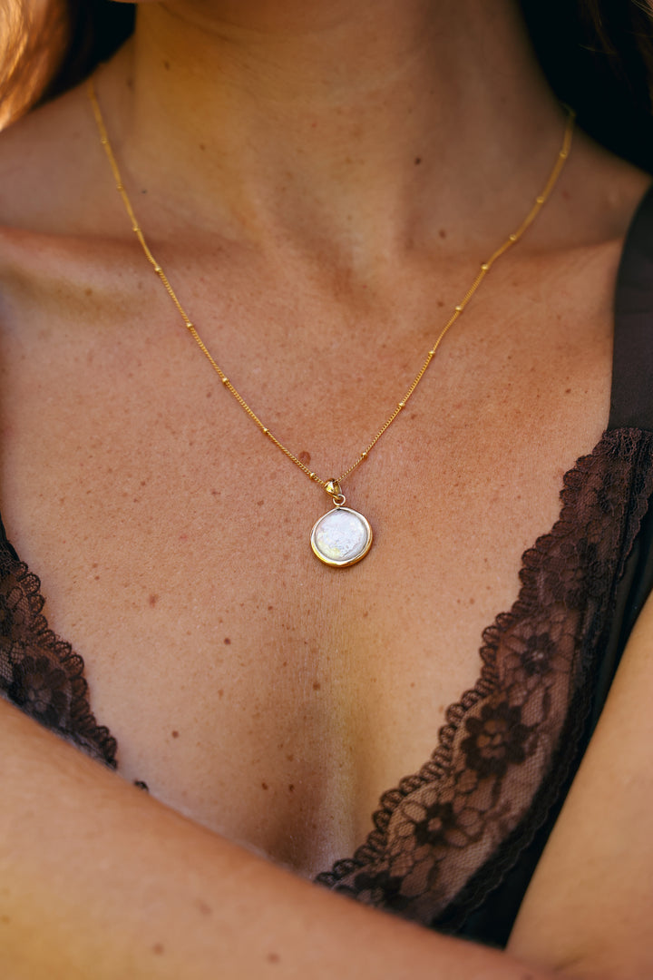 Collar Dreamland Perla Natural - Baño de oro 14k - joya artesanal Nomada Soul, plata 925 bañado en oro, piedra natural, hecho a mano en Bali - detalle de la piedra natural