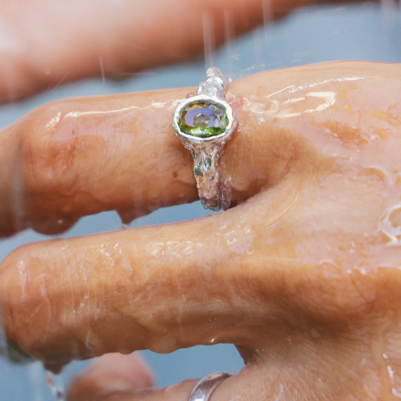Anillo Cabo Verde Peridoto Plata 925 - joya artesanal Nomada Soul, plata 925, piedra natural, hecho a mano en Bali - detalle del brillo y textura de la plata