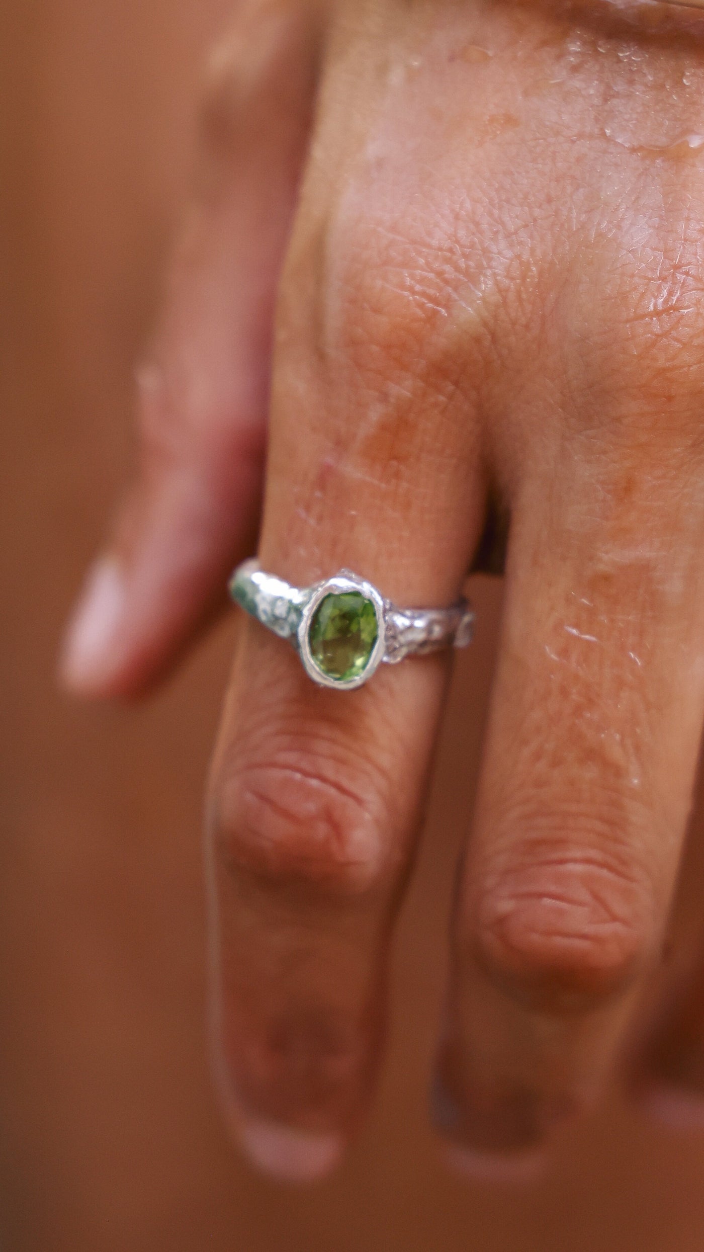 Anillo Cabo Verde Peridoto Plata 925 - joya artesanal Nomada Soul, plata 925, piedra natural, hecho a mano en Bali - vista lateral