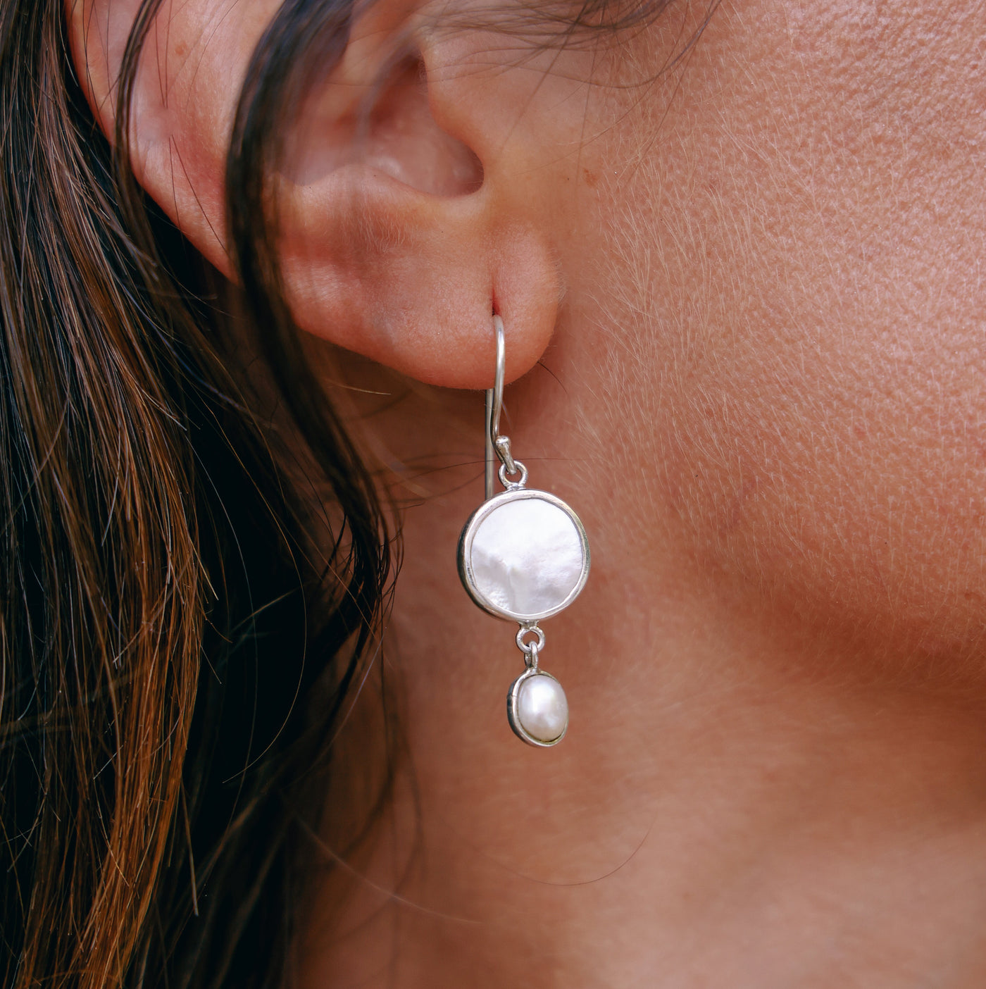 Aros Cala Rossa Nacar y Perla Natural Plata 925 - joya artesanal Nomada Soul, plata 925, piedra natural, hecho a mano en Bali - vista frontal