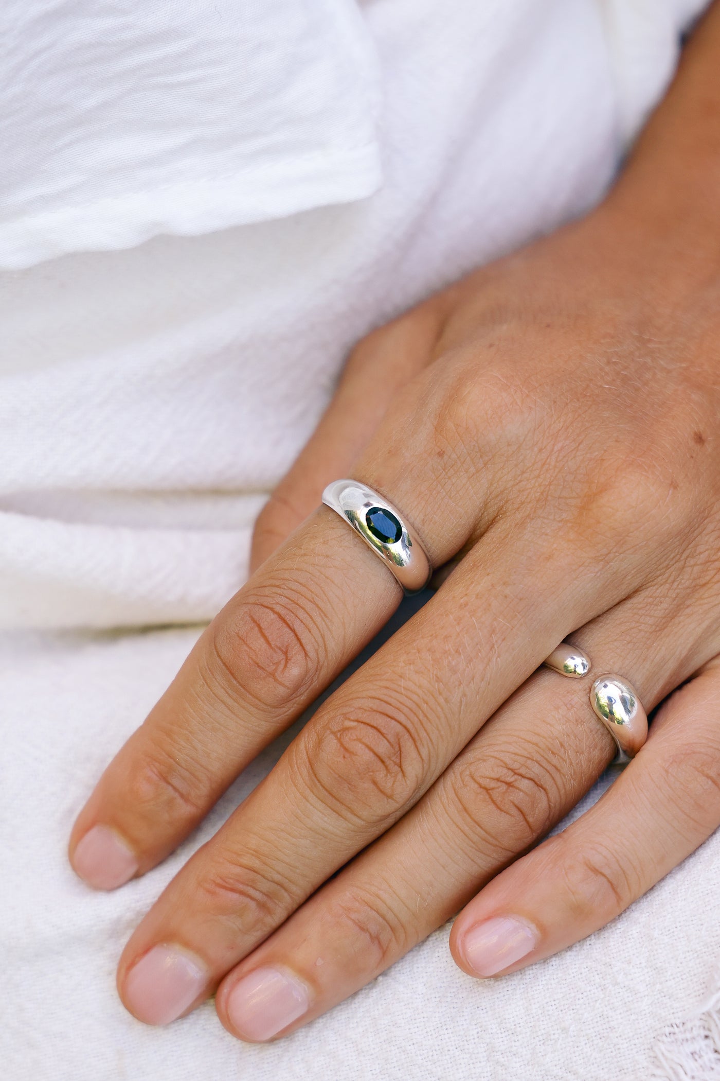 Anillo Sagres Ónix Plata 925 - joya artesanal Nomada Soul, plata 925, piedra natural, hecho a mano en Bali - puesta, foto de estilo de vida