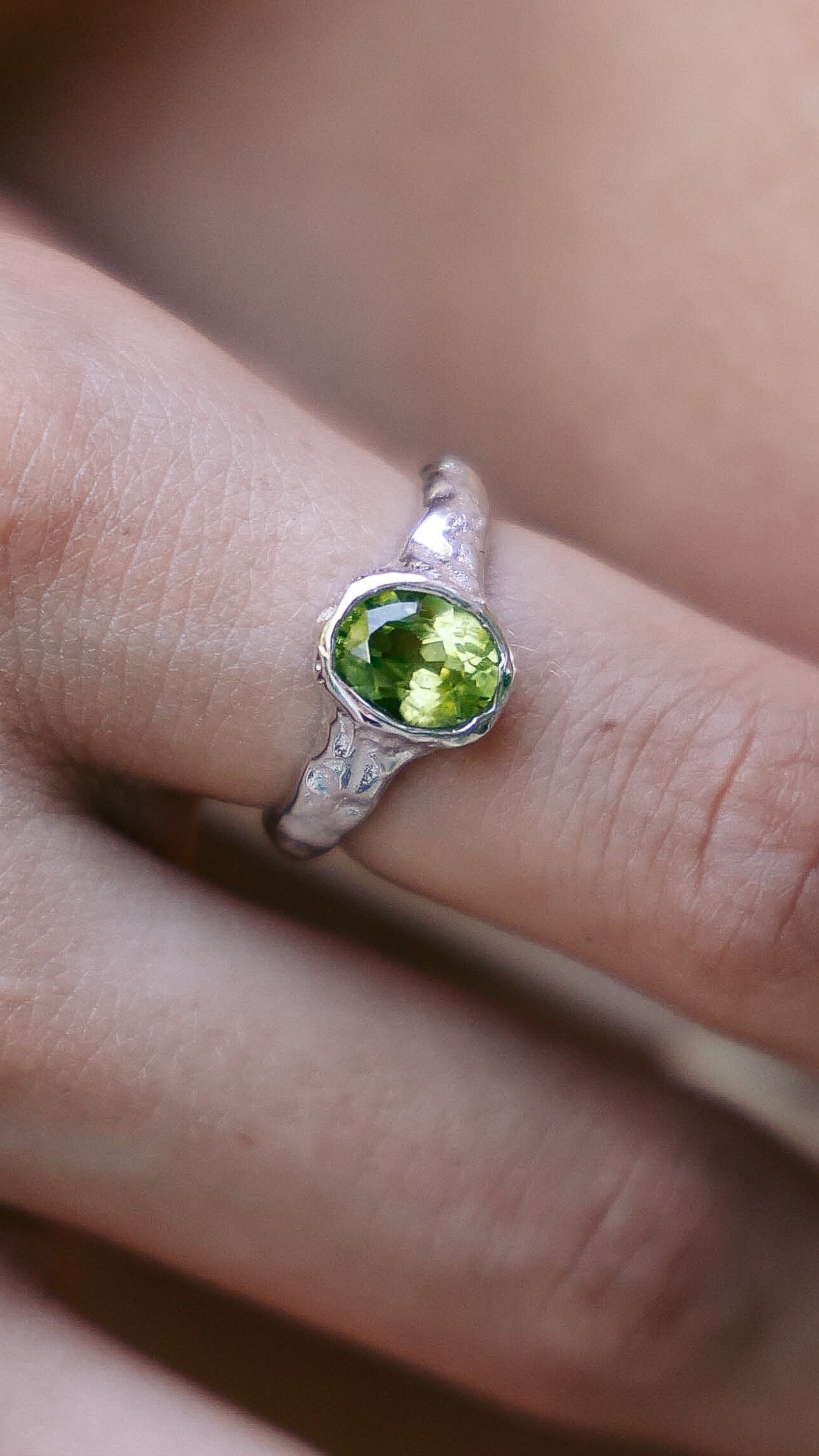 Anillo Cabo Verde Peridoto Plata 925 - joya artesanal Nomada Soul, plata 925, piedra natural, hecho a mano en Bali - puesta, foto de estilo de vida