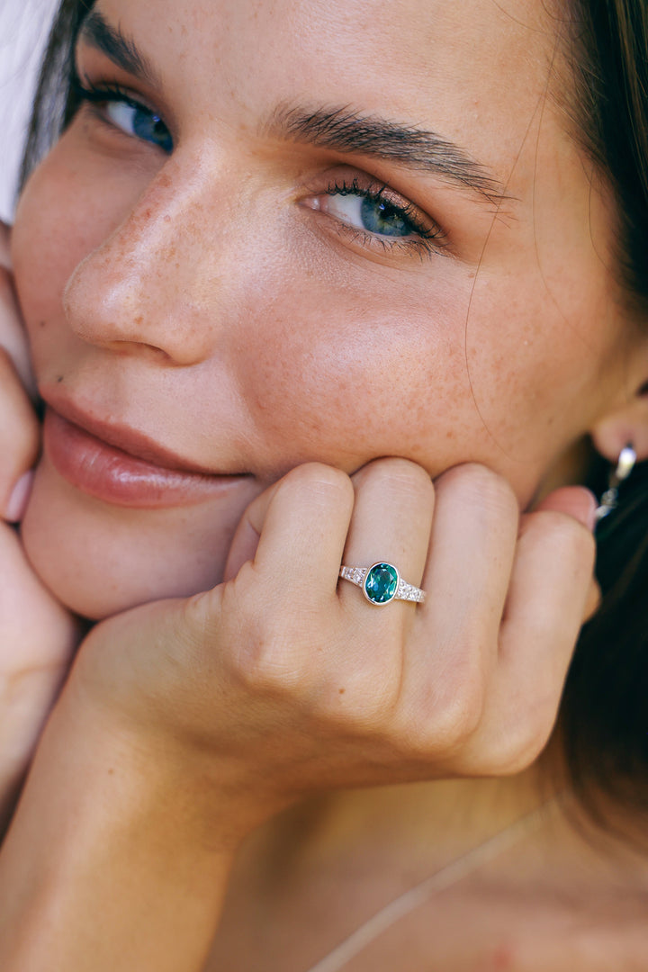 Anillo Capri Esmeralda Verde Plata 925 - joya artesanal Nomada Soul, plata 925, piedra natural, hecho a mano en Bali - vista lateral