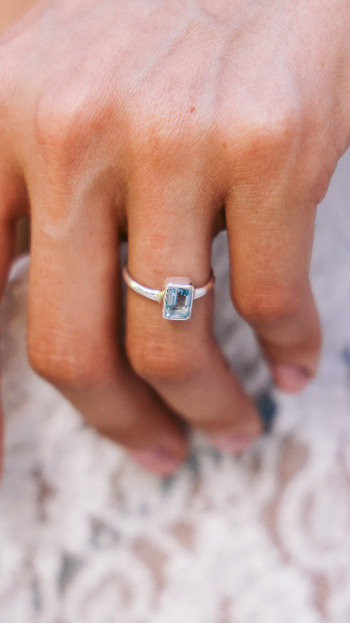 Anillo Oahu Topacio Azul Plata 925 - joya artesanal Nomada Soul, plata 925, piedra natural, hecho a mano en Bali - detalle de la piedra natural