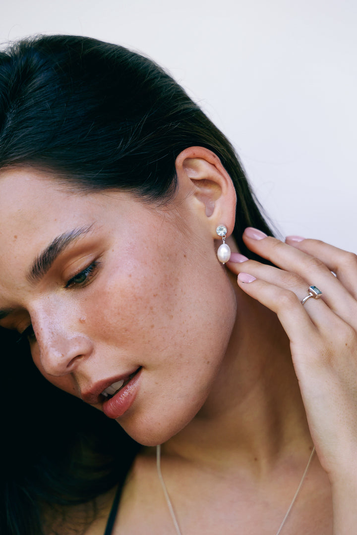 Aros Milo Topacio y Perla Natural - joya artesanal Nomada Soul, plata 925, piedra natural, hecho a mano en Bali - detalle de la piedra natural