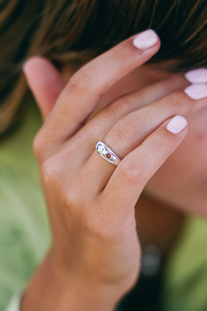 Anillo Seychelles Rubí y Peridoto - joya artesanal Nomada Soul, plata 925, piedra natural, hecho a mano en Bali - detalle de la piedra natural