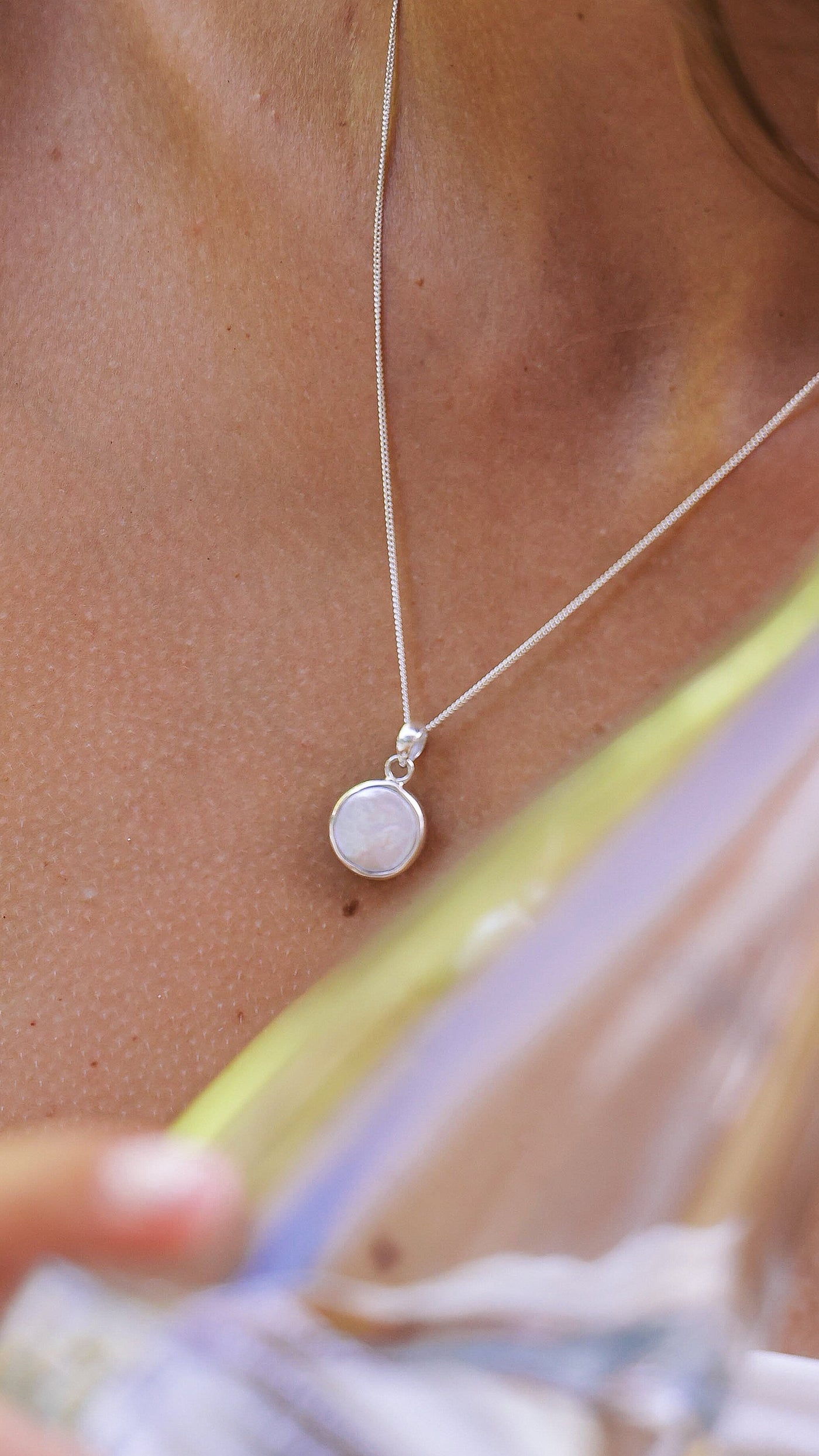 Collar Dreamland Perla Natural Plata 925 - joya artesanal Nomada Soul, plata 925, piedra natural, hecho a mano en Bali - detalle del brillo y textura de la plata