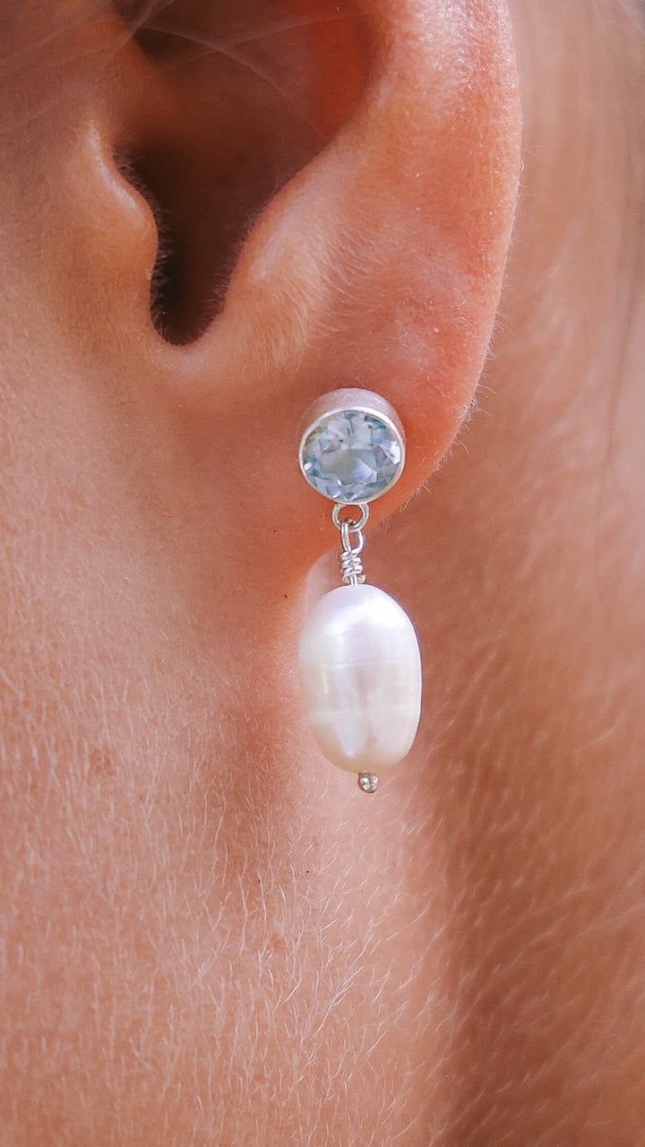 Aros Milo Topacio y Perla Natural - joya artesanal Nomada Soul, plata 925, piedra natural, hecho a mano en Bali - vista lateral