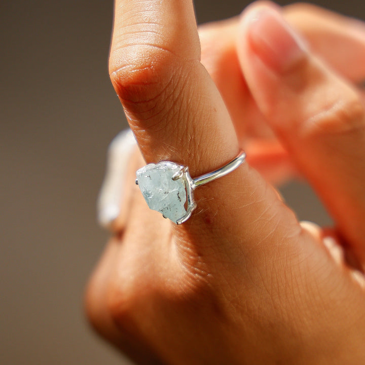 Anillo Raw Aguamarina Plata 925 - joya artesanal Nomada Soul, plata 925, piedra natural, hecho a mano en Bali - vista frontal