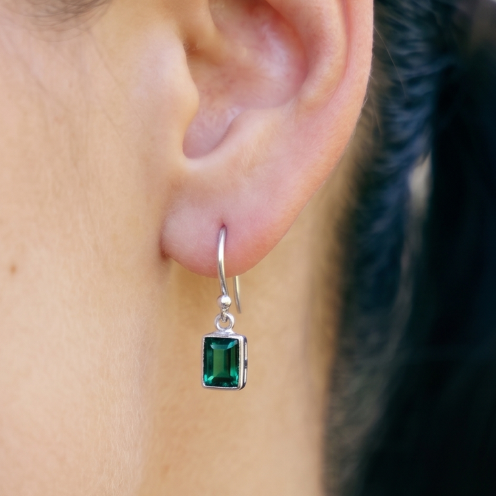 Aros Formentera Esmeralda Verde Plata 925 - joya artesanal Nomada Soul, plata 925, piedra natural, hecho a mano en Bali - vista frontal