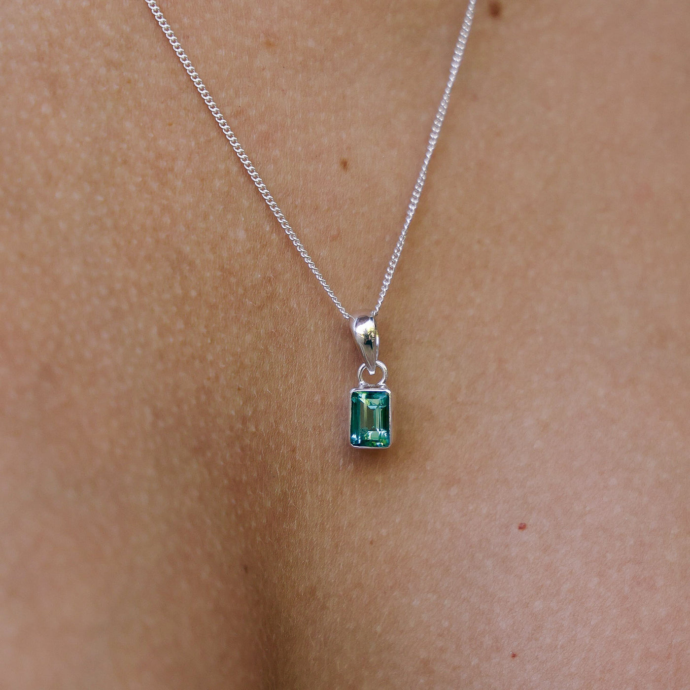 Collar Formentera Esmeralda Verde Plata 925 - joya artesanal Nomada Soul, plata 925, piedra natural, hecho a mano en Bali - vista lateral