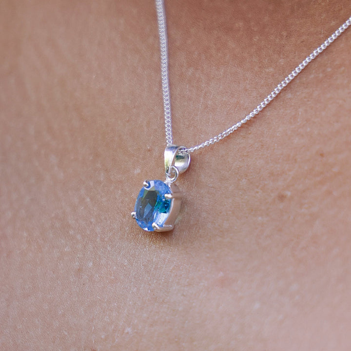 Collar Mykonos Topacio Azul Plata 925 - joya artesanal Nomada Soul, plata 925, piedra natural, hecho a mano en Bali - vista frontal