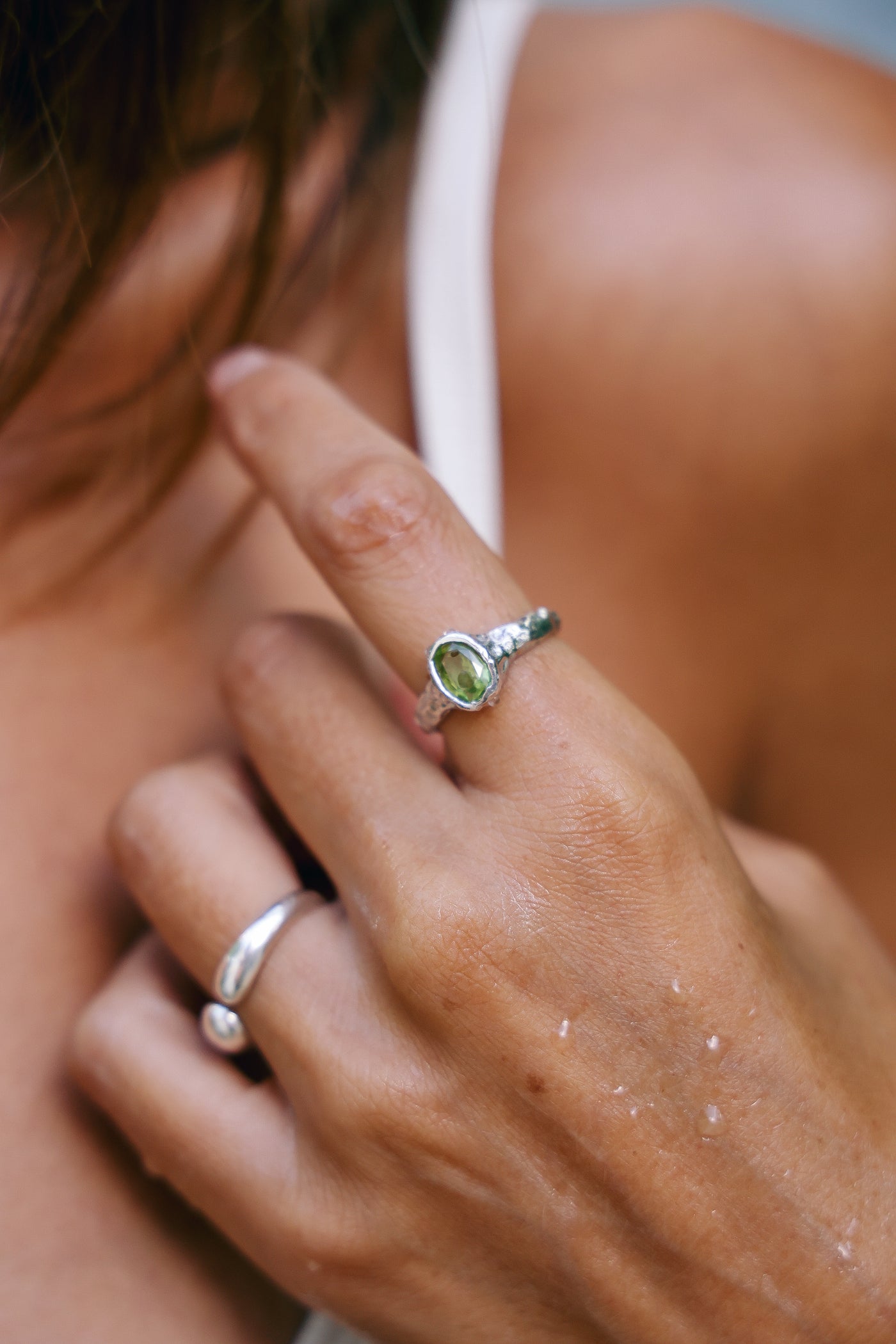 Anillo Cabo Verde Peridoto Plata 925 - joya artesanal Nomada Soul, plata 925, piedra natural, hecho a mano en Bali - vista frontal