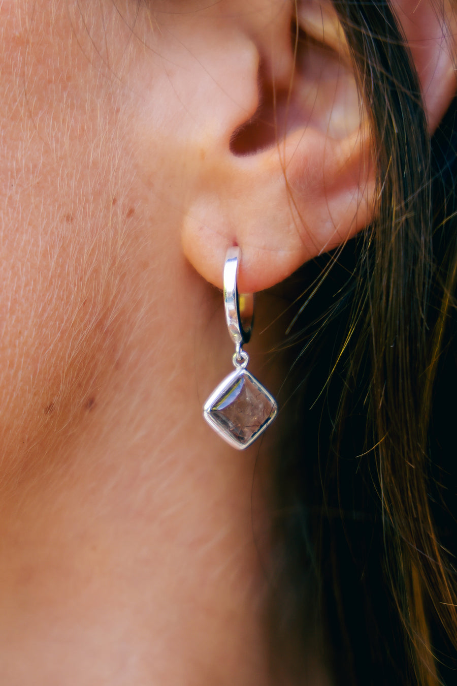 Joya hecha a mano Aros argolla plata 925 piedra natural cuarzo rutilado diseño exclusivo elegante único joyería fina