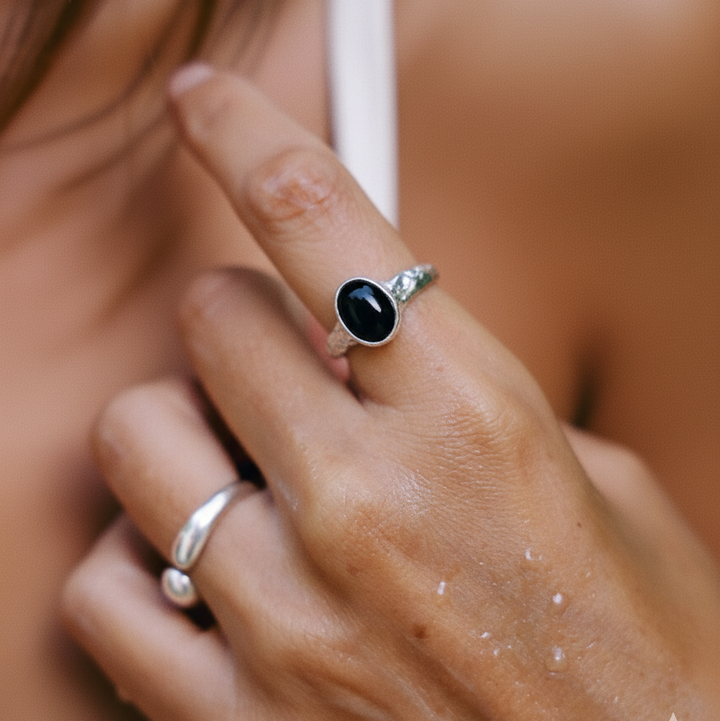 Anillo Cabo Verde Onix Plata 925 - joya artesanal Nomada Soul, plata 925, piedra natural, hecho a mano en Bali - detalle de la piedra natural