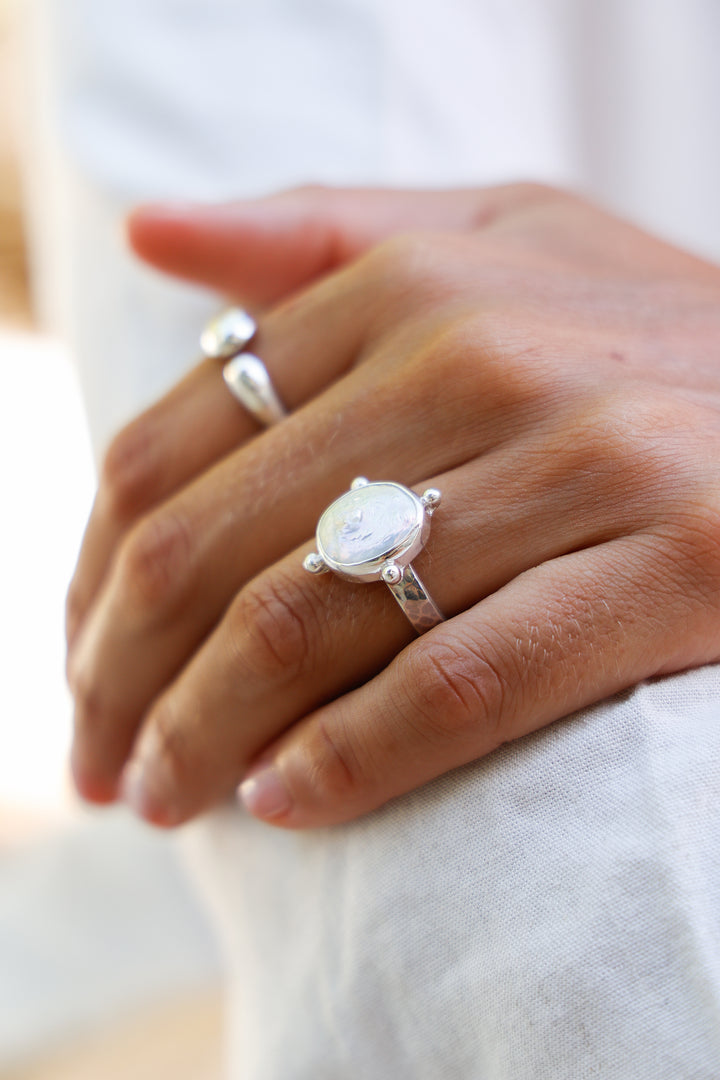 Anillo Amalfi Perla Natural Plata 925 - joya artesanal Nomada Soul, plata 925, piedra natural, hecho a mano en Bali - detalle de la piedra natural