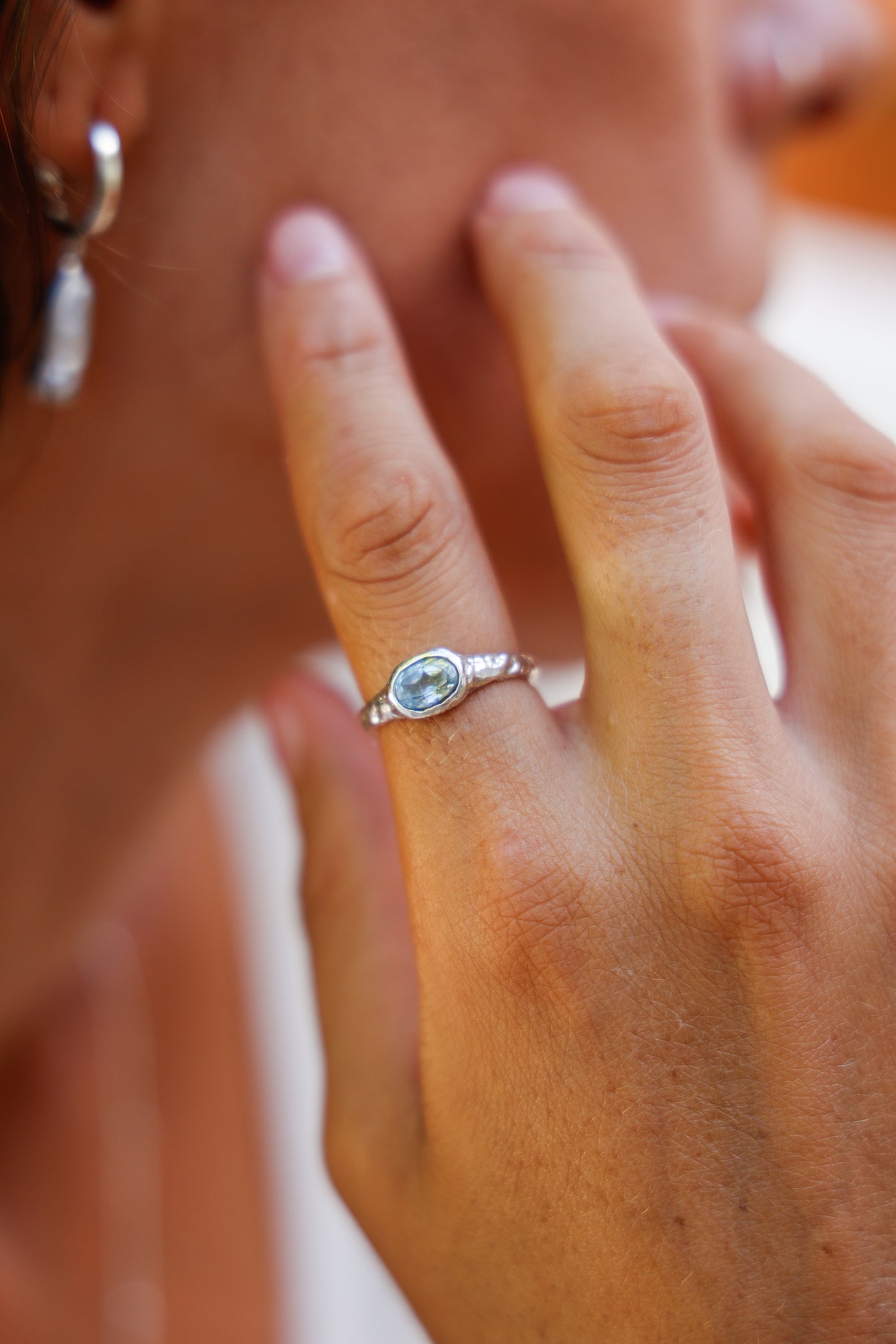 Anillo Rodas Aguamarina Plata 925 - joya artesanal Nomada Soul, plata 925, piedra natural, hecho a mano en Bali - vista lateral