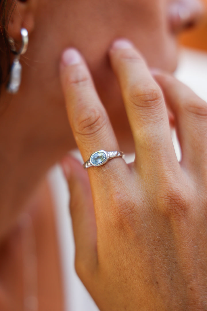 Anillo Rodas Aguamarina Plata 925 - joya artesanal Nomada Soul, plata 925, piedra natural, hecho a mano en Bali - vista lateral