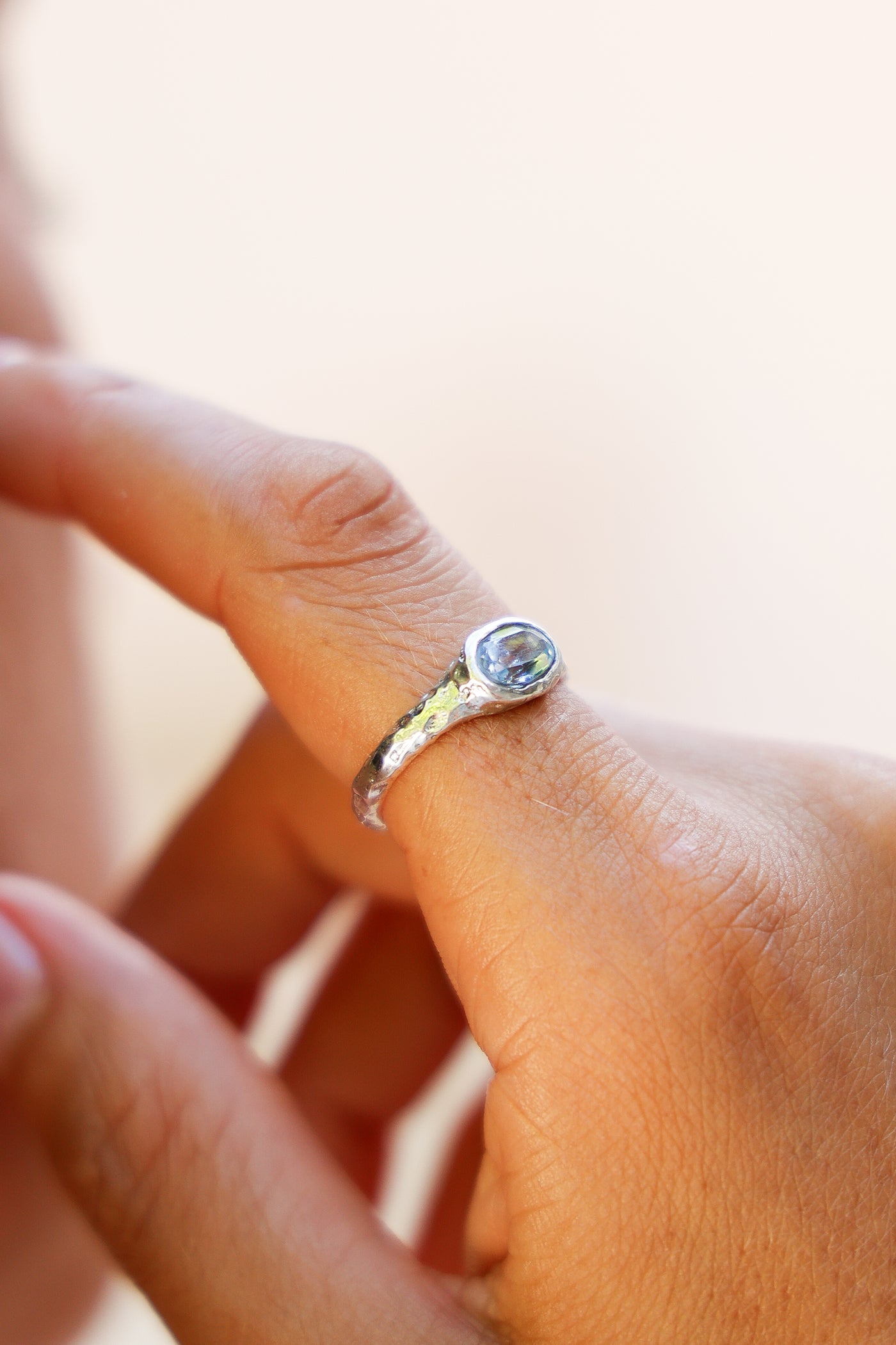 Anillo Rodas Aguamarina Plata 925 - joya artesanal Nomada Soul, plata 925, piedra natural, hecho a mano en Bali - puesta, foto de estilo de vida