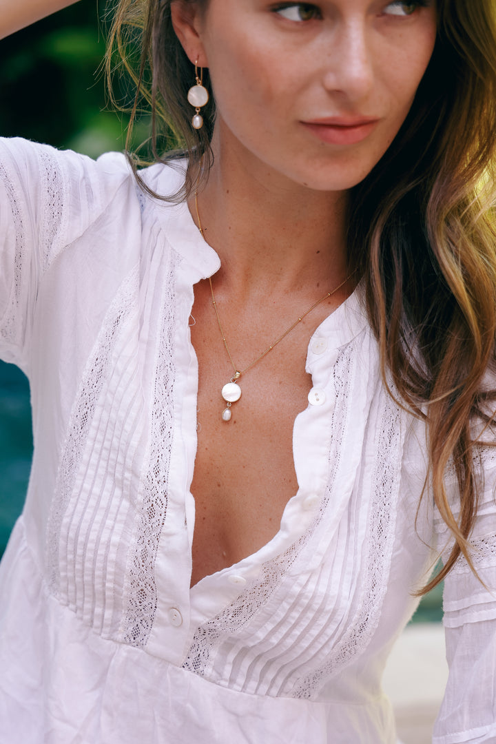 Collar Cala Rossa Nacar y Perla Natural Bañado en oro - joya artesanal Nomada Soul, plata 925 bañado en oro, piedra natural, hecho a mano en Bali - detalle de la piedra natural