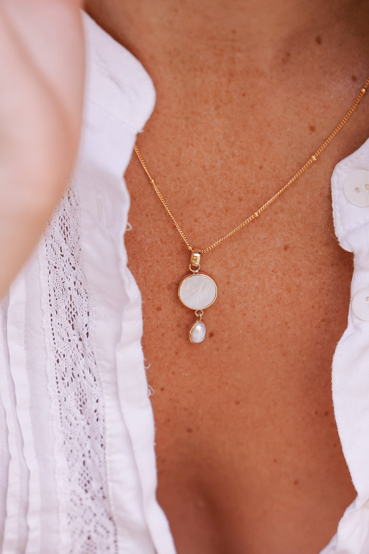 Collar Cala Rossa Nacar y Perla Natural Bañado en oro - joya artesanal Nomada Soul, plata 925 bañado en oro, piedra natural, hecho a mano en Bali - vista lateral