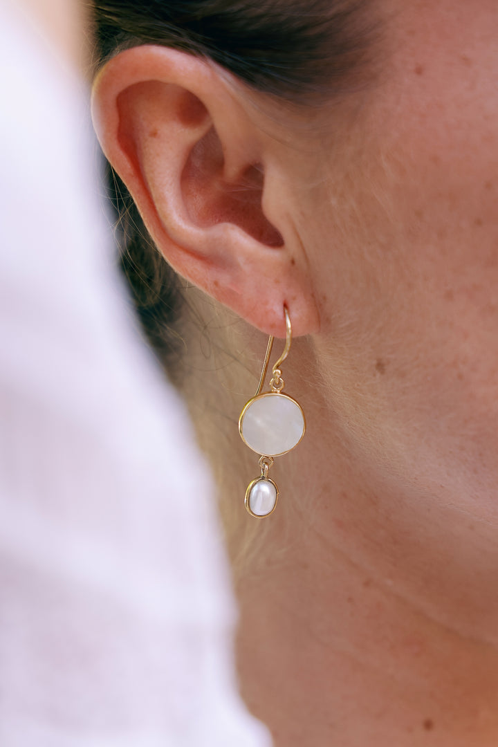 Aros Cala Rossa Nacar y Perla Natural Bañado en oro - joya artesanal Nomada Soul, plata 925 bañado en oro, piedra natural, hecho a mano en Bali - detalle de la piedra natural