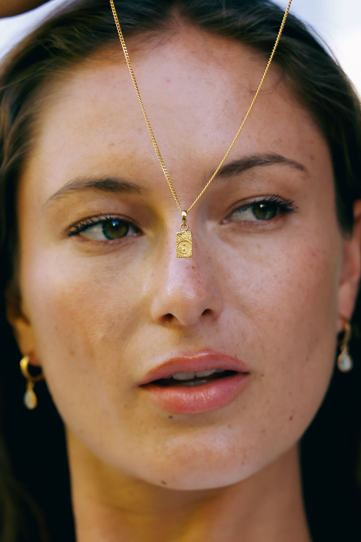 Collar Yin Yang Bañado en Oro 14k - joya artesanal Nomada Soul, plata 925 bañado en oro, piedra natural, hecho a mano en Bali - detalle de la piedra natural