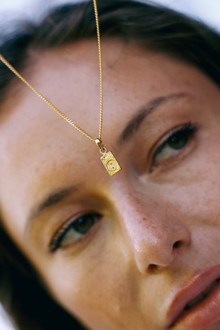 Collar Yin Yang Bañado en Oro 14k - joya artesanal Nomada Soul, plata 925 bañado en oro, piedra natural, hecho a mano en Bali - vista lateral