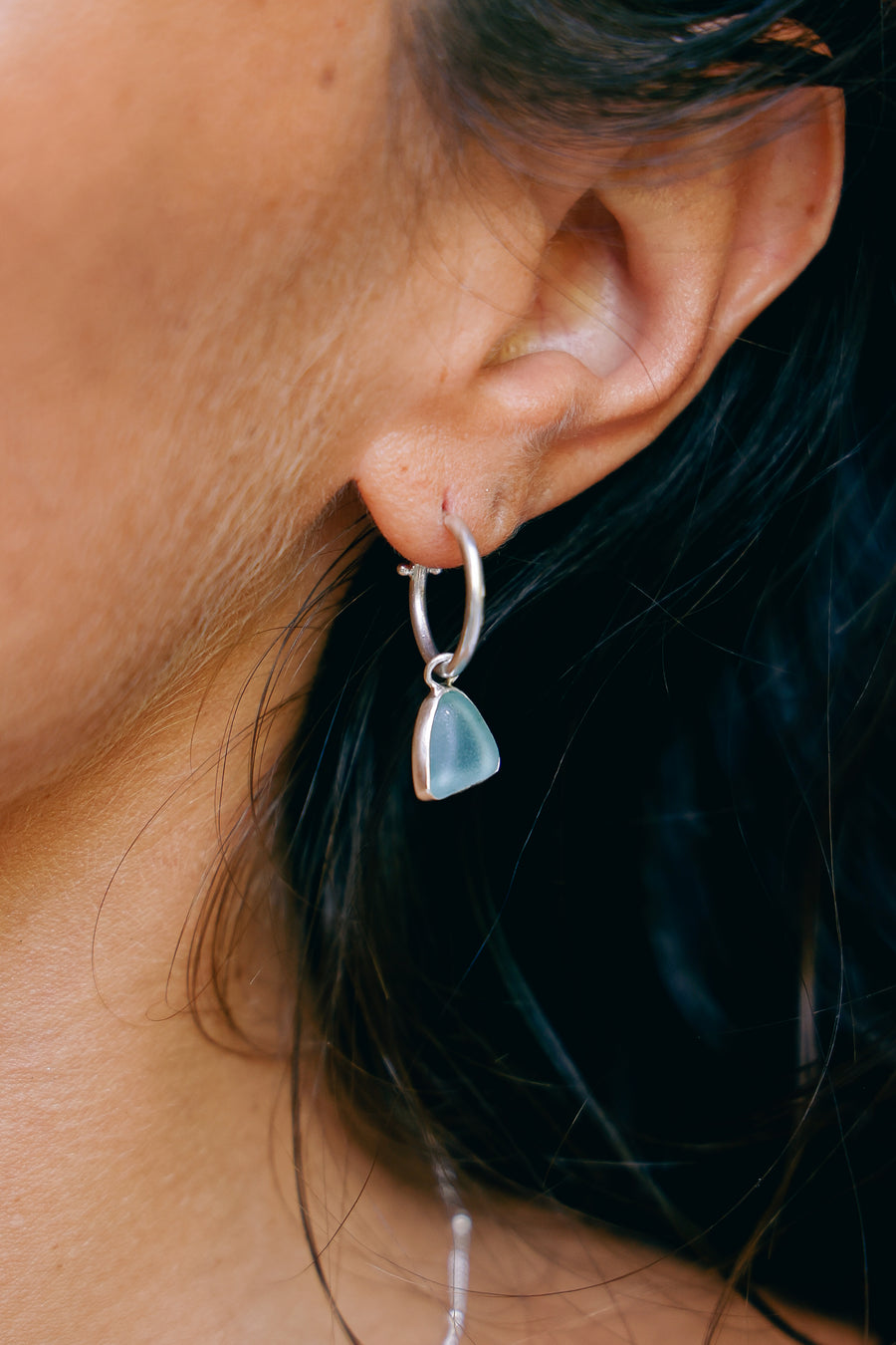 Joya hecha a mano Aros argollas plata 925 Sea glass diseño exclusivo elegante único 