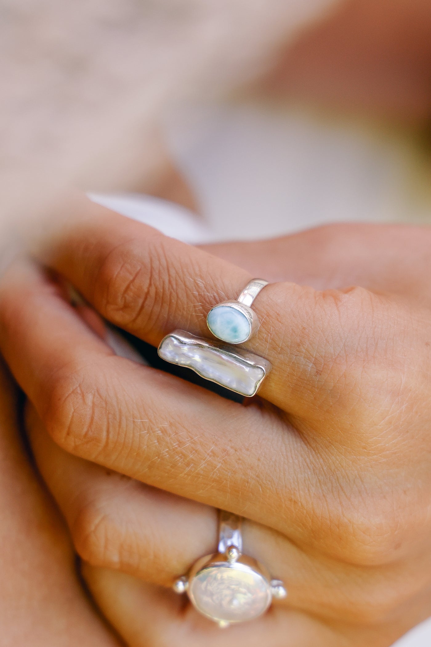 Anillo Mentawai Perla Natural y Larimar Plata 925 - joya artesanal Nomada Soul, plata 925, piedra natural, hecho a mano en Bali - detalle de la piedra natural