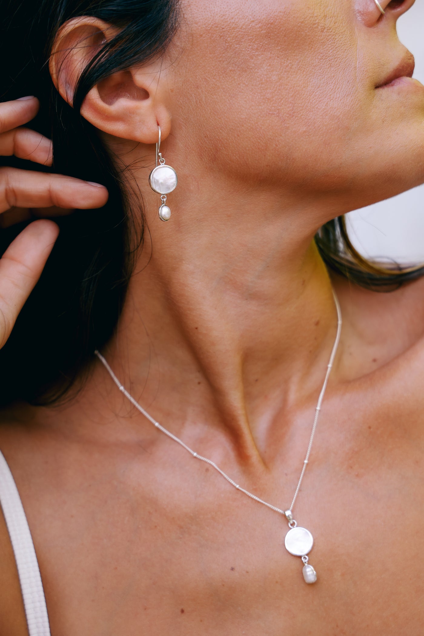 Aros Cala Rossa Nacar y Perla Natural Plata 925 - joya artesanal Nomada Soul, plata 925, piedra natural, hecho a mano en Bali - detalle de la piedra natural