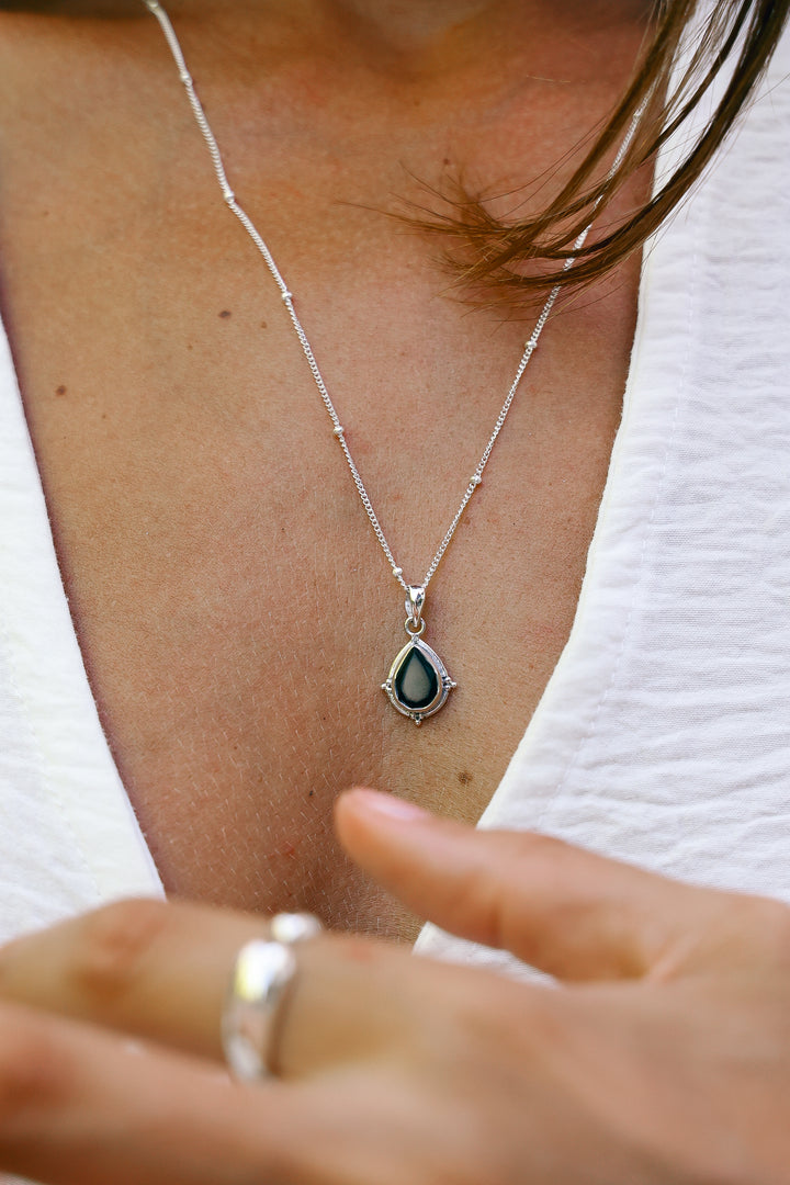 Collar Oporto Ónix Plata 925 - joya artesanal Nomada Soul, plata 925, piedra natural, hecho a mano en Bali - detalle de la piedra natural
