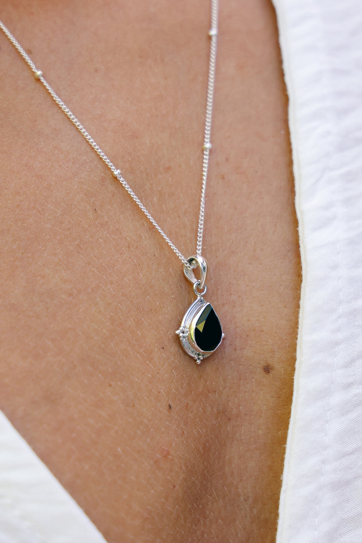 Collar Oporto Ónix Plata 925 - joya artesanal Nomada Soul, plata 925, piedra natural, hecho a mano en Bali - vista lateral