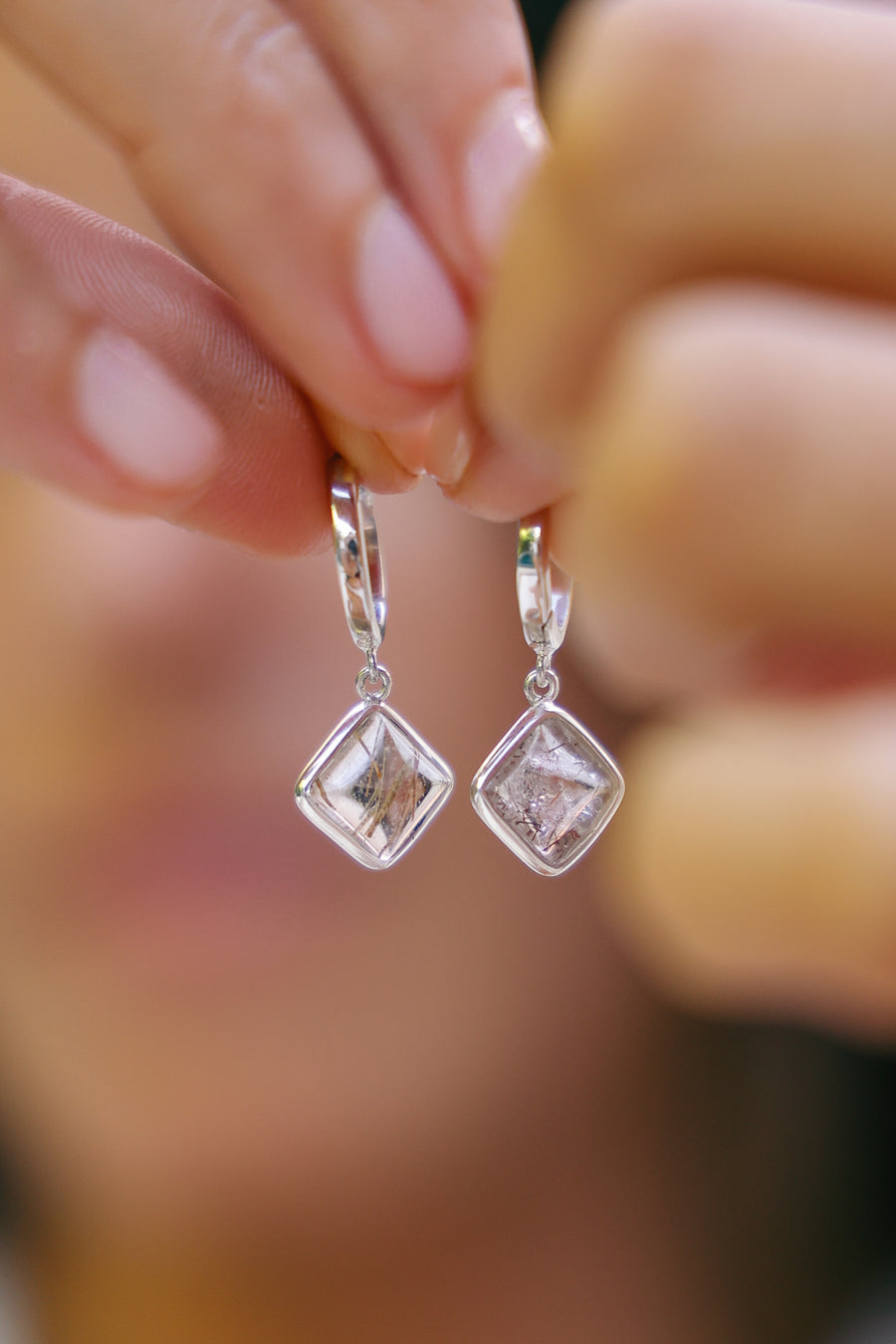 Joya hecha a mano Aros argolla plata 925 piedra natural cuarzo rutilado diseño exclusivo elegante único joyería fina