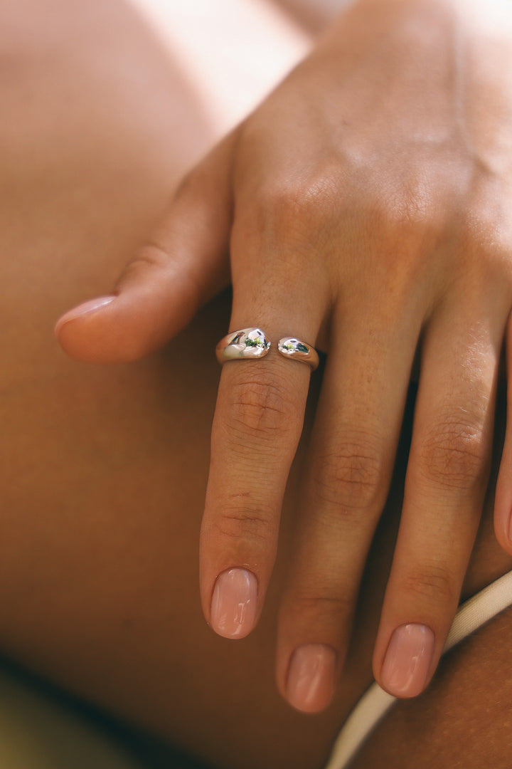 Anillo Grecia Plata 925 - joya artesanal Nomada Soul, plata 925, piedra natural, hecho a mano en Bali - vista lateral