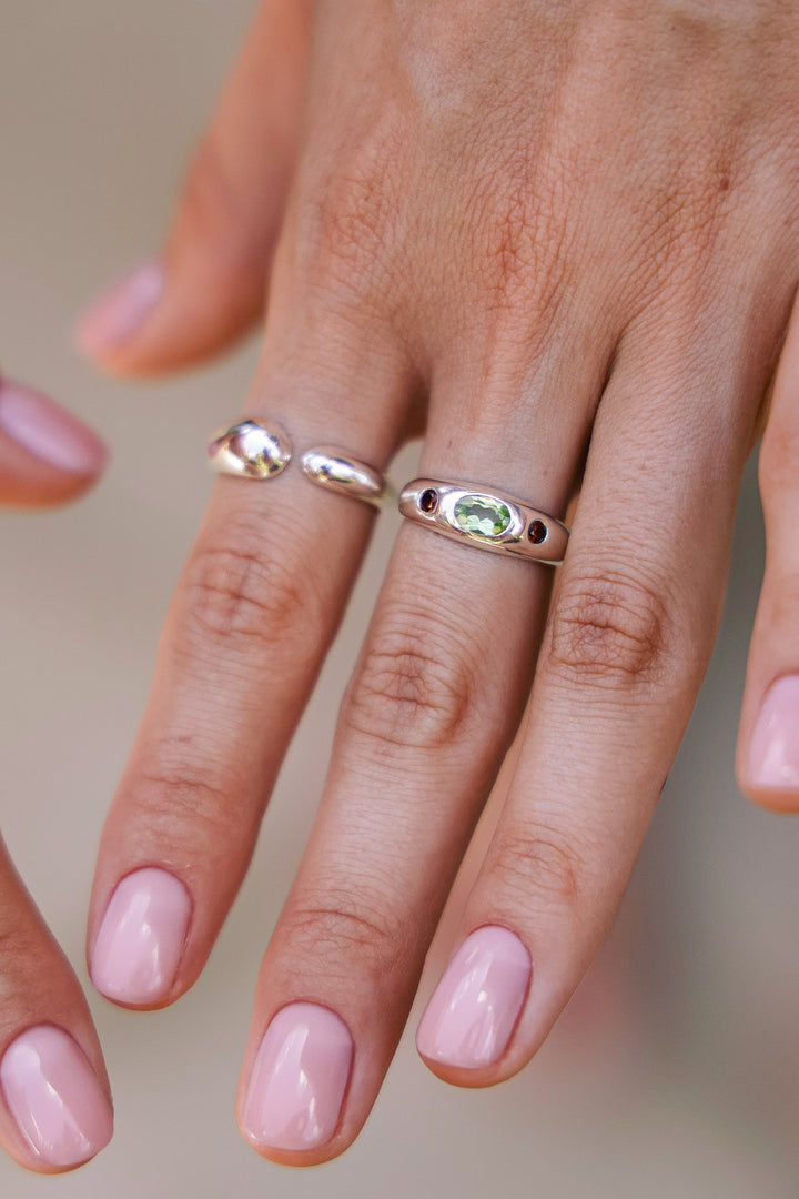 Anillo Seychelles Rubí y Peridoto - joya artesanal Nomada Soul, plata 925, piedra natural, hecho a mano en Bali - vista lateral
