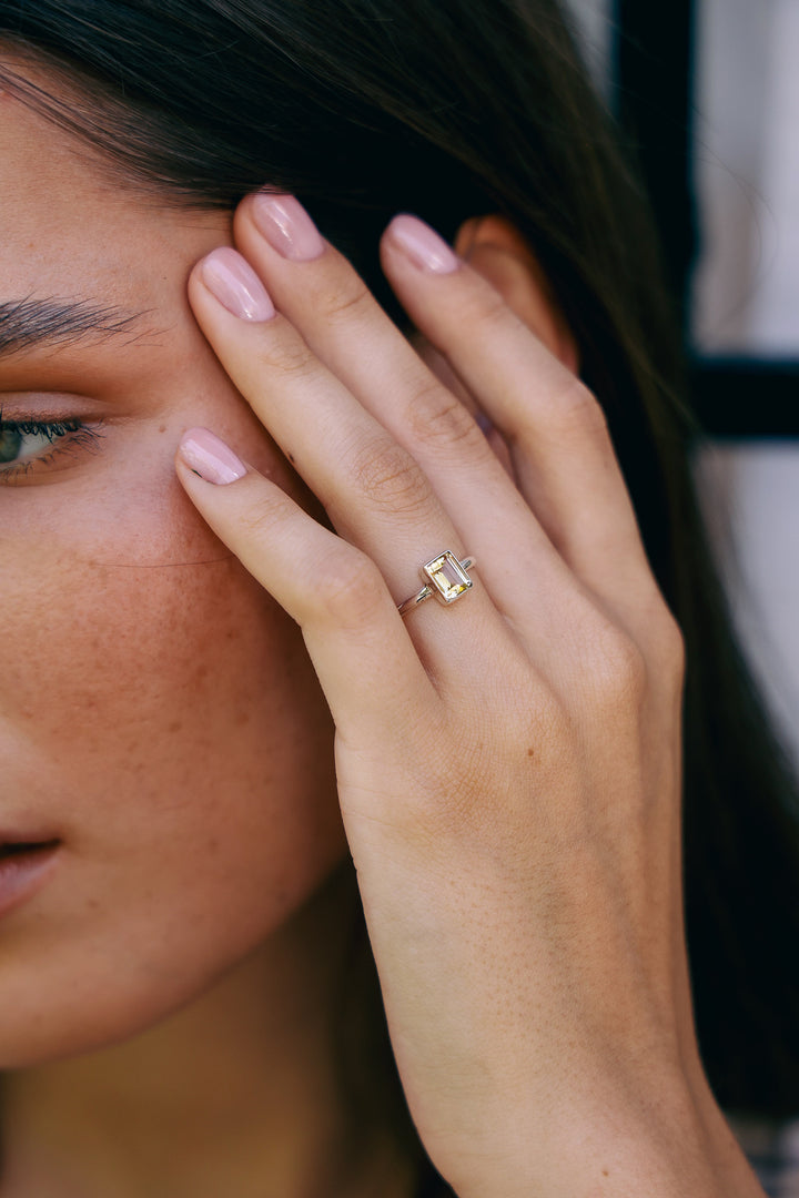 Anillo Positano Citrino Plata 925 - joya artesanal Nomada Soul, plata 925, piedra natural, hecho a mano en Bali - vista lateral