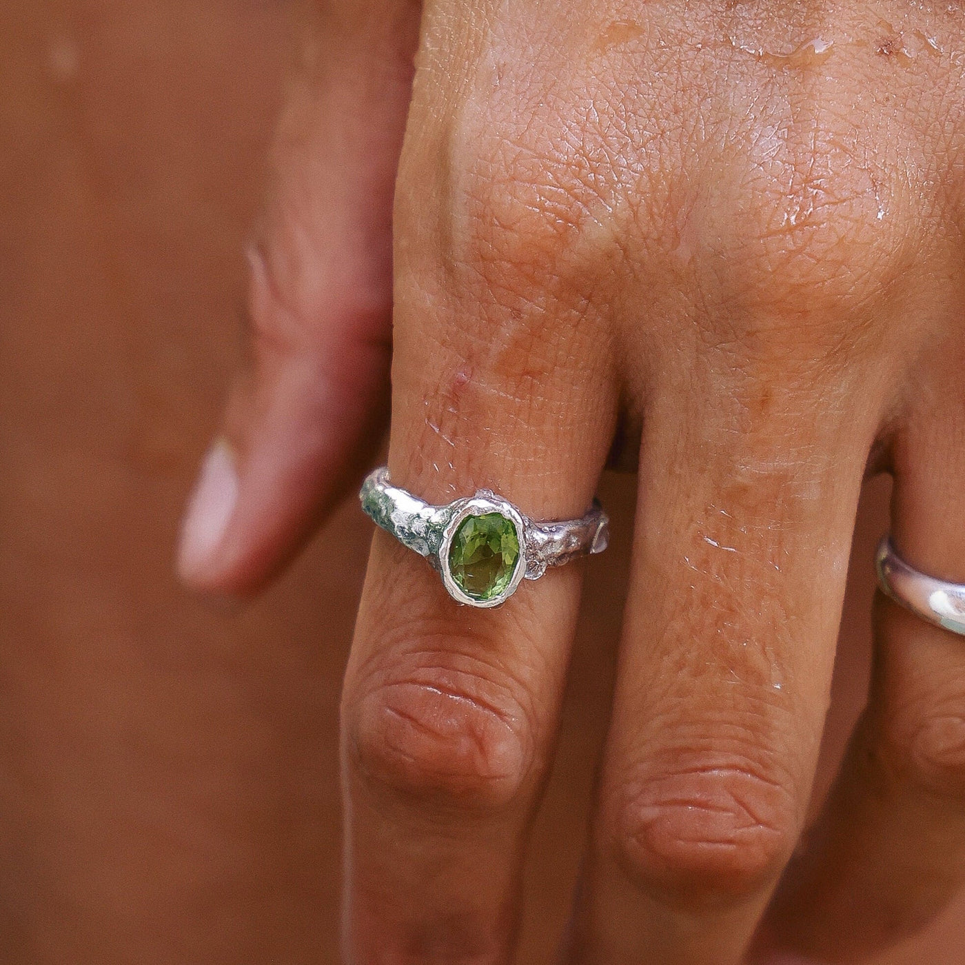 Anillo Cabo Verde Peridoto Plata 925 - joya artesanal Nomada Soul, plata 925, piedra natural, hecho a mano en Bali - vista frontal