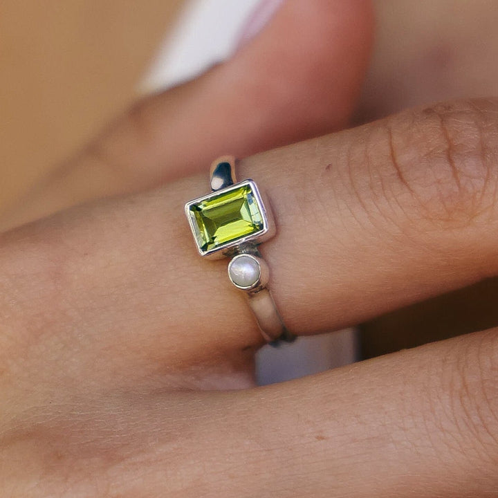 Anillo Hvar Peridoto y Perla Plata 925 - joya artesanal Nomada Soul, plata 925, piedra natural, hecho a mano en Bali - vista frontal