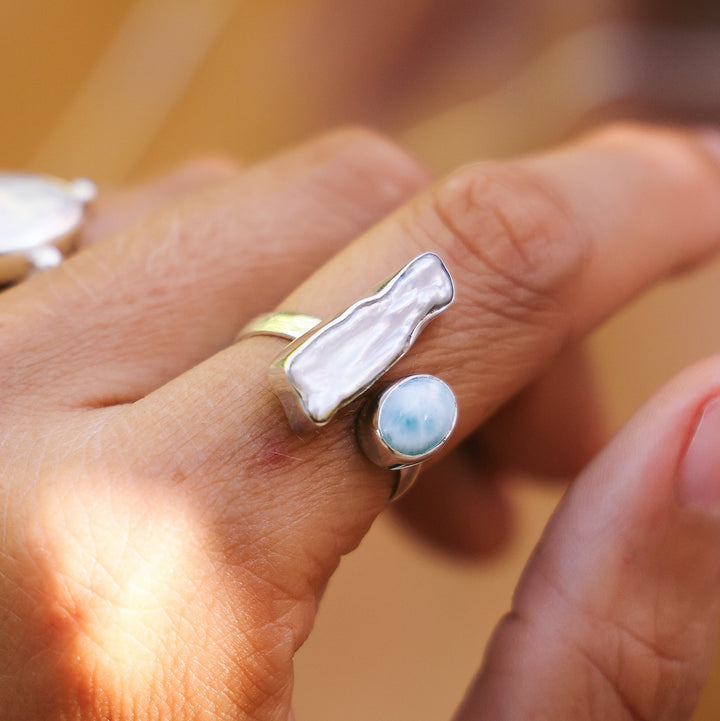 Anillo Mentawai Perla Natural y Larimar Plata 925 - joya artesanal Nomada Soul, plata 925, piedra natural, hecho a mano en Bali - vista frontal